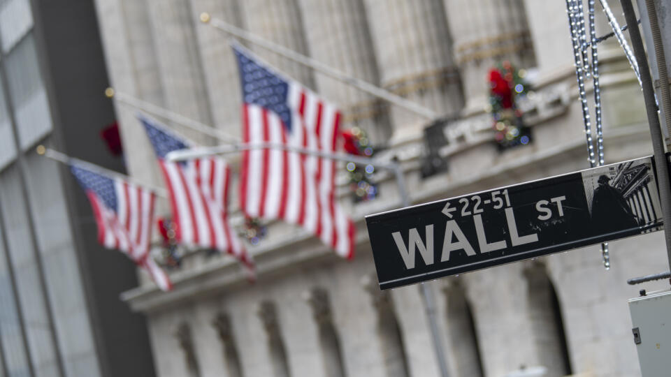 WA 5 archív New York - Na archívnej snímke z 3. januára 2020 je tabuľa s nápisom ulice Wall Street, ktorá je sídlom americkej burzy New York Stock Exchange v New Yorku. Wall Street sa v pondelok 16. marca 2020 po otvorení prudko prepadla a obchodovanie bolo dočasne prerušené. Nepomohlo ani nedeľňajšie (15. 3.) výrazné uvoľnenie menovej politiky americkou centrálnou bankou (Fed). Výrazne sa oslabili aj európske akciové trhy, ktoré sa nachádzali v mínuse o viac ako 9 %. FOTO TASR/AP
FILE - In thi