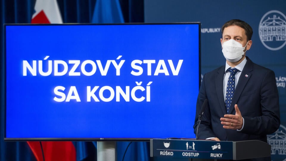 Predseda vlády SR Eduard Heger (OĽaNO) hovorí počas tlačovej konferencie po rokovaní vlády 14. mája 2021 v Bratislave. Núdzový stav na Slovensku sa skončí uplynutím 14. mája. Rozhodla o tom v piatok vláda. Mimoriadna situácia z 11. marca trvá naďalej, aj po ukončení núdzového stavu. FOTO TASR - Jaroslav Novák 