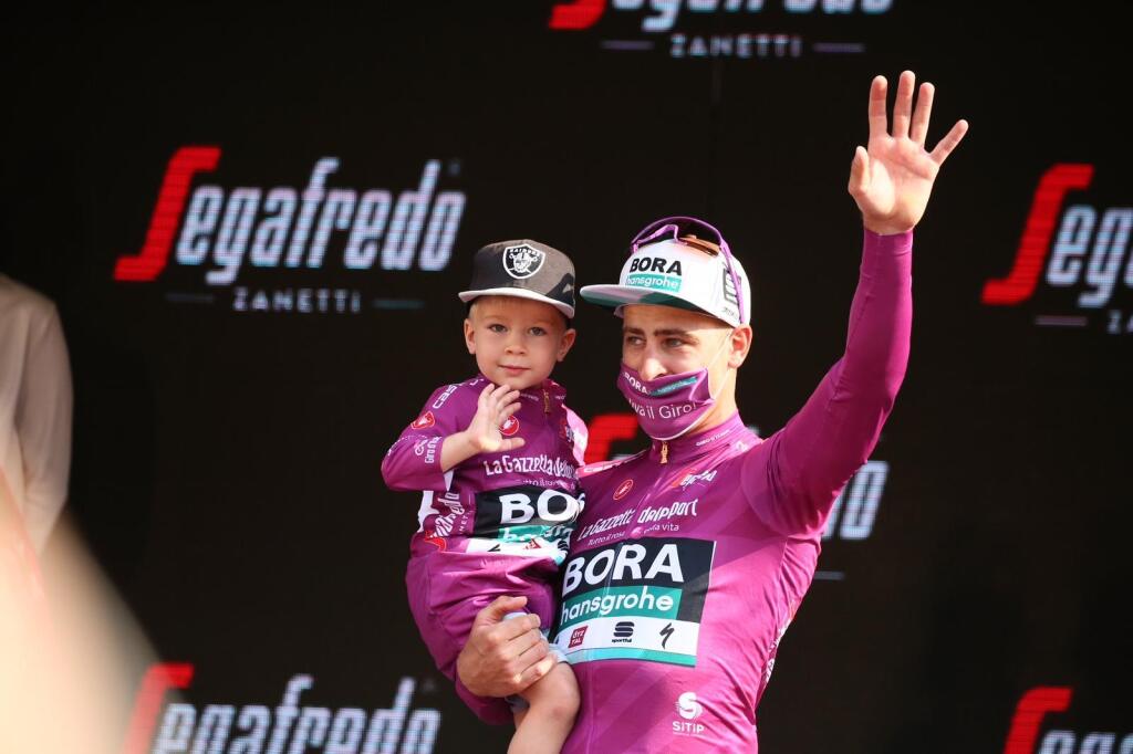 Peter Sagan zobral na pódium aj synčeka Marlona a spolu oslávili úspech strieľaním konfiet.
