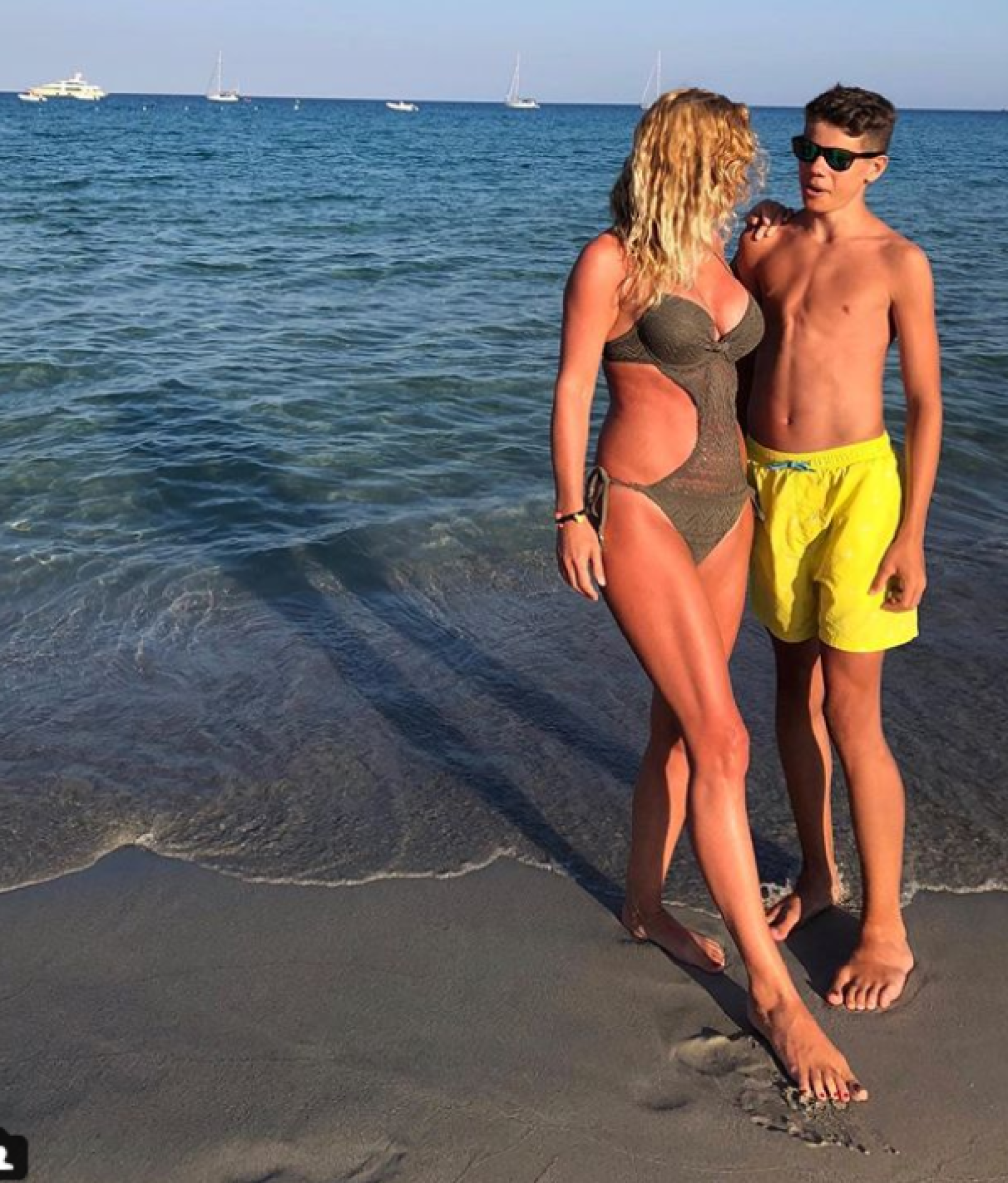 Katarína Jesenská na dovolenke so synom.