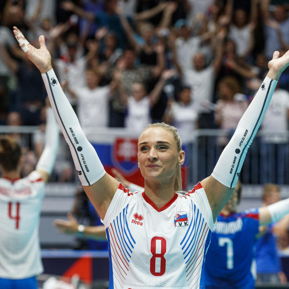 Na snímke víťazná radosť hráčiek Slovenska po skončení zápasu Majstrovstiev Európy vo volejbale žien v D-skupine Slovensko – Švajčiarsko.