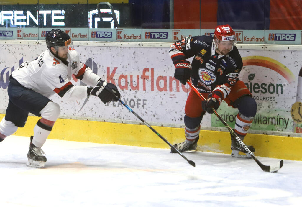 Na snímke zľava Nerijus Ališauskas (Slovan) a Patrik Marcinek (Zvolen) počas piateho zápasu semifinále Kaufland Play off Tipos extraligy HKM Zvolen – HC Slovan Bratislava vo Zvolene 21. apríla 2021. FOTO TASR - Ján Krošlák