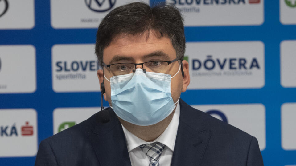 Na snímke primátor mesta Partizánske Jozef Božik počas tlačovej konferencie olympijského víťaza a majstra sveta v chôdzi na 50 km Mateja Tótha 28. septembra 2021 v Bratislave. FOTO TASR - Martin Baumann