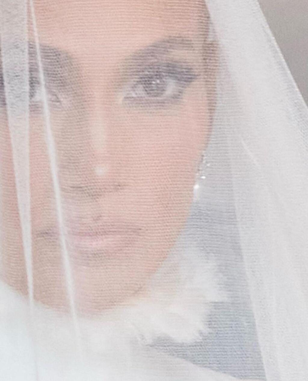 Speváčka Jennifer Lopez na oslavu nového roka zverejnila doteraz nevidené fotografie zo svojej svadby. Krásna latino hviezda mala na sebe šaty z dielne módneho návrhára Ralpha Laurena a ženích bol odetí v elegantnom bielom smokingu.