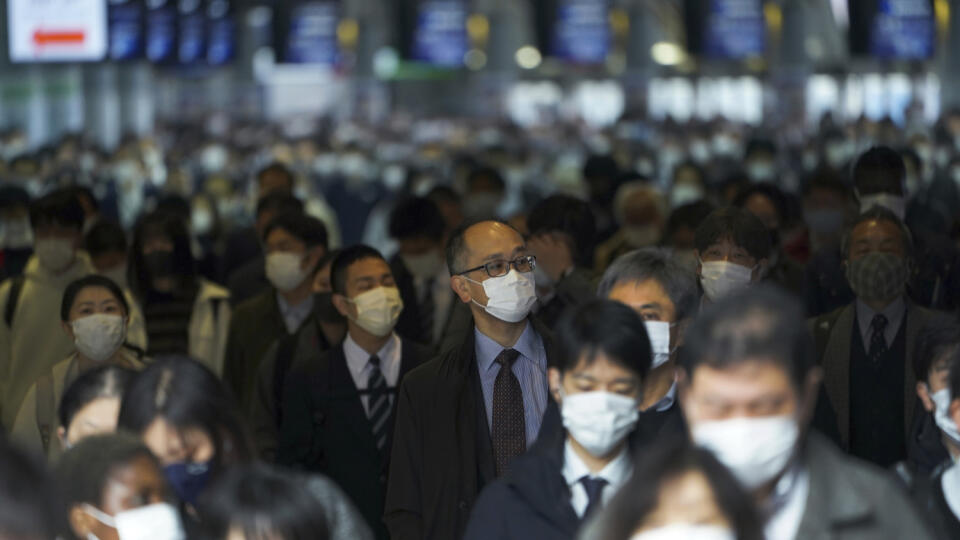 WA 5 Tokio - Cestujúci s ochrannými rúškami kráčajú počas rušných ranných hodín stanicou Šinagawa v Tokiu v pondelok 22. marca 2021. Japonsko od pondelka v hlavnom meste Tokio a troch okolitých prefektúrach ukončilo núdzový stav, ktorý bol v platnosti od začiatku januára.Tokio a tri susedné prefektúry Čiba, Kanagawa, a Saitama sú posledné oblasti krajiny, kde boli v platnosti prísne obmedzenia zavedené v spojitosti s koronavírusom SARS-CoV-2. Tieto prefektúry však ešte stále majú problémy udržať