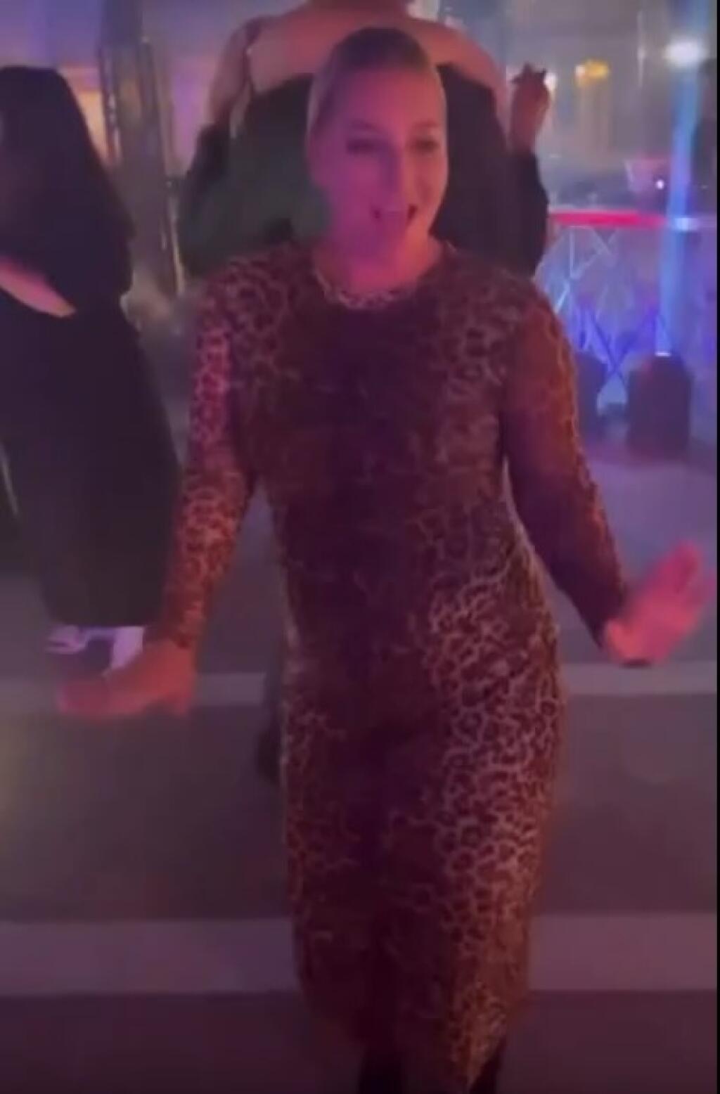 Už na oslave narodenín Dary a Nedvěda v Taliansku ukázala svoje bruško a predviedla aj tanečky, ktoré sa naučila v Let´s Dance. Zdá sa, že tehotenstvo jej zatiaľ nerobí problém s tým, aby sa poriadne vyšantila.