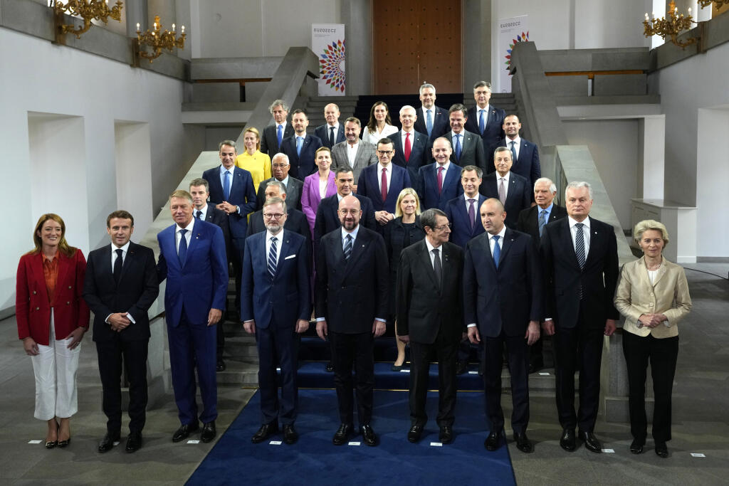 JB 27 Praha - Lídri EÚ pózujú počas spoločného fotenia pred začiatkom neformálneho summitu Európskej rady na Pražskom hrade, v Prahe 7. októbra 2022. SR zastupuje na pražskom samite Európskej Únie predseda vlády SR Eduard Heger (v pozadí v štvrtom rade druhý zľava). FOTO TASR/AP

European Union leaders pose for a group photo during an EU Summit at Prague Castle in Prague, Czech Republic, Friday, Oct 7, 2022. European Union leaders converged on Prague Castle Friday to try to bridge significant di