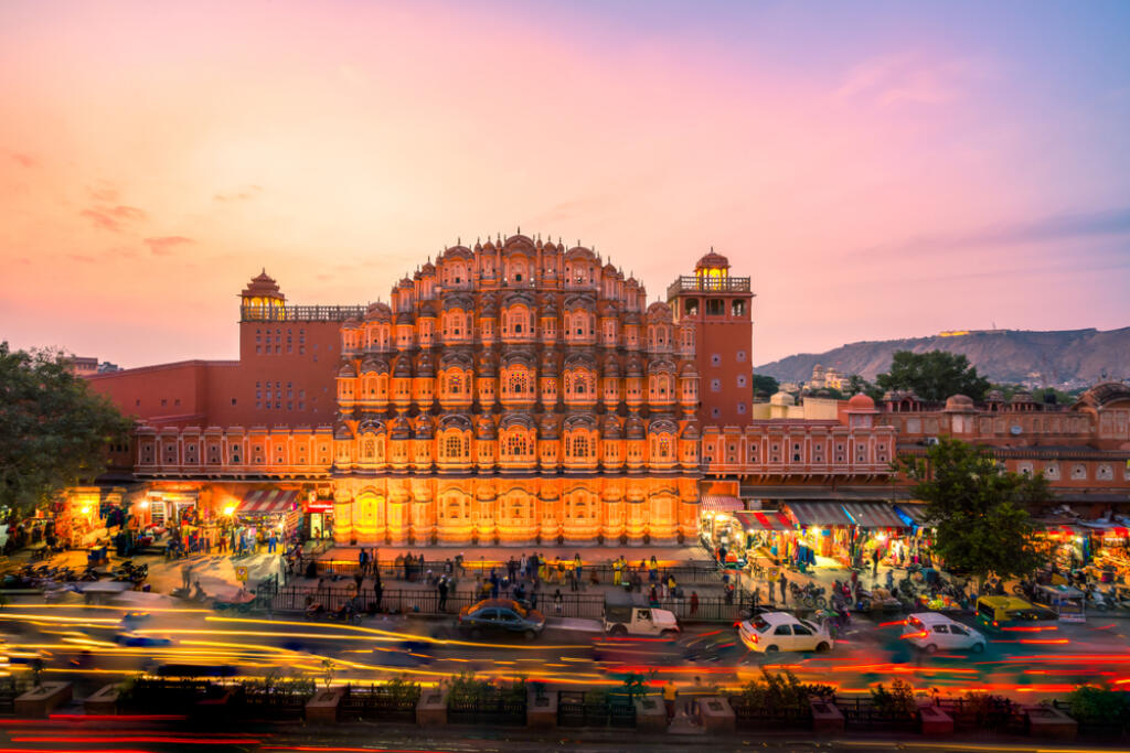 Jaipur - Je nazývaný tiež ružovým mestom. Prečo? Pochopí každý, kto zbadá nádherné jaipurské stavby na vlastné oči. Nad mestom sa týči staroveká pevnosť, ktorá spolu s chrámom Hawa Mahal patrí k najväčším atrakciám mesta.
