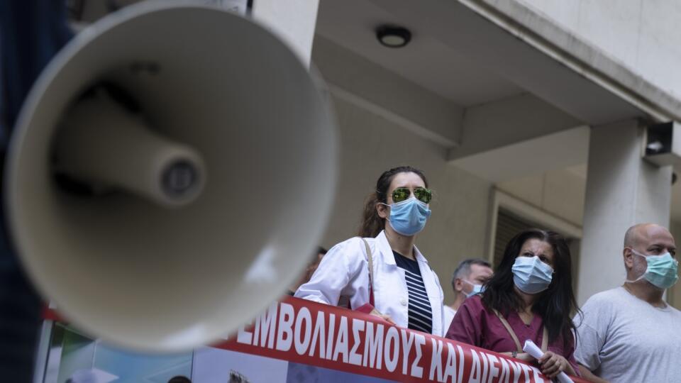 Zdravotníci sa zhromažďujú pred ministerstvom zdravotníctva počas protestu proti povinnému očkovaniu proti ochoreniu Covid-19.