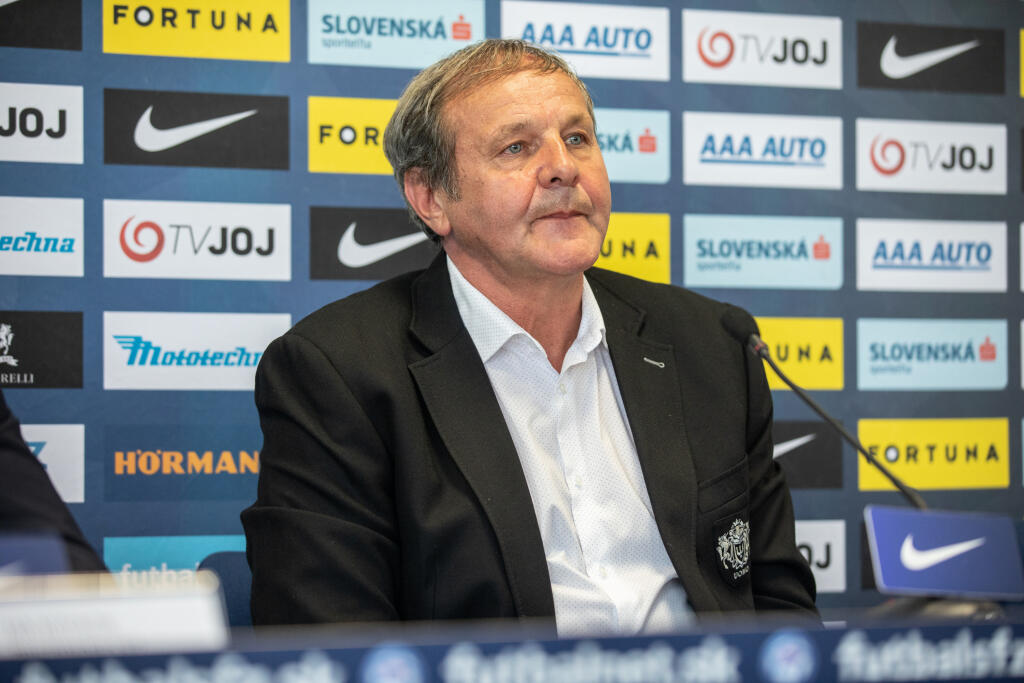 "Dúbravka mi povedal, že má ťažké obdobie v Newcastli a išiel sa odreagovať. Weiss povedal, že nevie, prečo bol vonku. Lobotka povedal, že vo Vigu mal nahustený program a nemal čas sa odreagovať. Čudný pohľad na vec, keď hral zápasy sobota-sobota. A ešte na margo môjho odchodu povedal, že tréneri prichádzajú a odchádzajú a ja som profesionál. Prístupom stopercentný. Máme ho všetci radi, je to hráč budúcnosti s veľkým potenciálom. Škriniar povedal to isté, som z neho sklamaný, lebo vzťah s ním bol nadštandardný. Teším sa z jeho výkonov, budem obom stále fandiť, ale aj som ich chcel na tlačovke po zápase s Českom vyhecovať čiastočnou kritikou, aby prevzali väčšiu zodpovednosť za hru mužstva a nespoliehali sa na Škrtela. Šatka mi povedal, že išiel s kamarátmi. Tí siedmi hráči ponocovali, ako som mal zareagovať?"