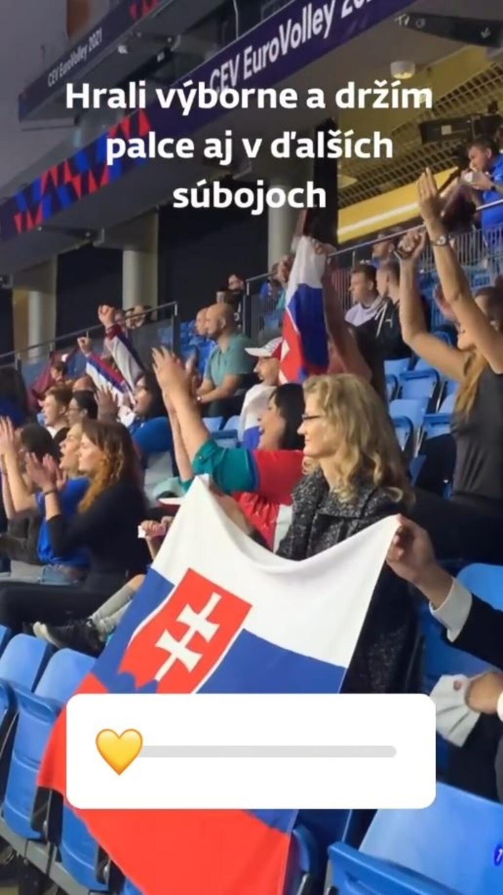 Medzi divákmi na ME vo volejbale sa objavila aj ministerka Veronika Remišová. Tá si na svoje šaty obliekla slovenský dres, ktorý jej darovali z reprezentácie. Počas zápasu fandila naplno a poriadne sa odviazala.