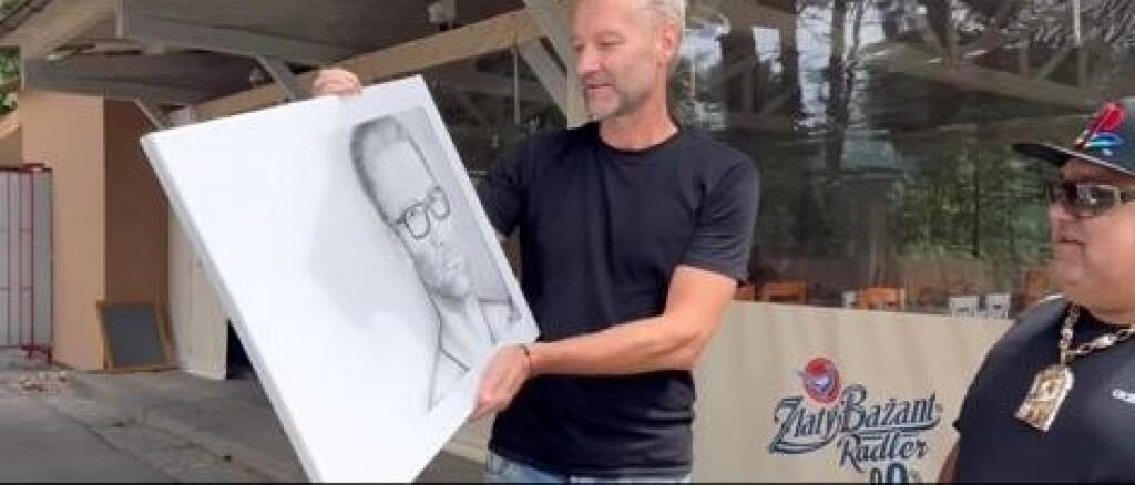 Andy Kraus, evidentne schudnutý, dostal darček od svojho fanúšika.