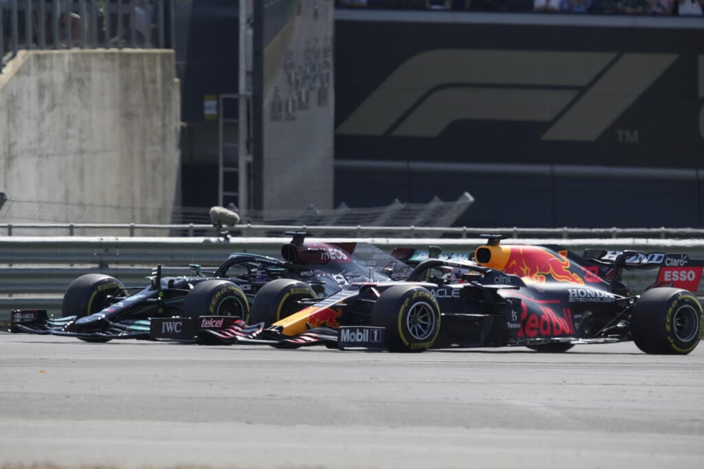 Vpravo holandský líder seriálu MS formuly 1 Max Verstappen z Holandska a obhajca titulu Lewis Hamilton v zákrute v 1. kole Veľkej ceny Veľkej Británie na okruhu v Sitverstone. Max Verstappen z Holandska nedokončil Veľkú cenu Veľkej Británie. Po kolízii s obhajcom titulu Lewisom Hamiltonom vypadol už v 1. kole po ntvrdom náraze do bariér. Brit sa na trati udržal, Holanďan putoval na vyšetrenie do nemocnice.