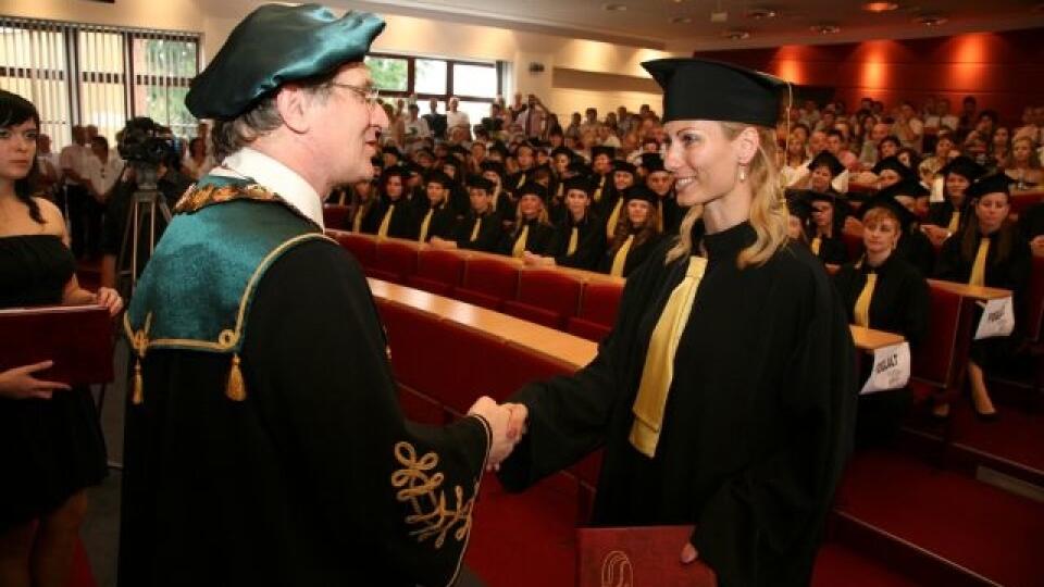 Promócie na Univerzite Jánosa Selyeho v Komárne 13. júla 2009. FOTO TASR - Milan Drozd