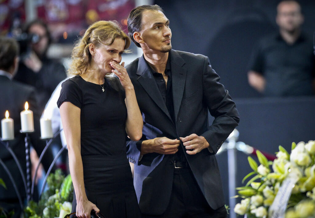 Na snimke zlava Ingrid Satanova a hokejista Miroslav Satan pocas poslednej rozlucky so zosnulym hokejistom Pavlom Demitrom.