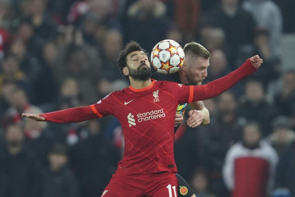 Na snímke sprava slovenský futbalista Interu Miláno Milan Škriniar a futbalista FC Liverpoolu Mohamed Salah bojujú o loptu v zápase osemfinále Ligy majstrov vo futbale FC Liverpool - Inter Miláno na štadióne Anfield v Liverpoole v Anglicku v utorok 8. marca 2022.