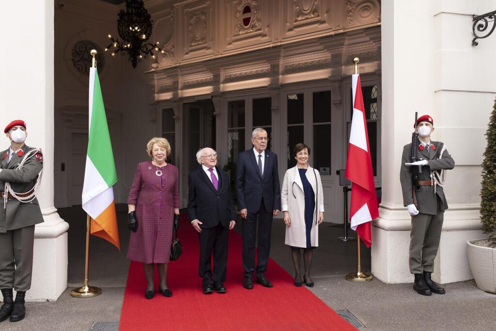 PK 34 Viedeň - Rakúsky prezident Alexander Van der Bellen (tretí sprava), jeho manželka Doris Schmiedauerová (druhá sprava), írsky prezident Michael D. Higgins (tretí zľava) a jeho manželka Sabina Higginsová (druhá zľava) pózujú medzi vlajkami Írska a Rakúska počas stretnutia vo Viedni v stredu 6. apríla 2022. FOTO TASR/AP

Austrian President Alexander Van der Bellen, second right, and his wife Doris Schmiedauer, right, welcome the President of Ireland Michael D. Higgins, second left, and his wi