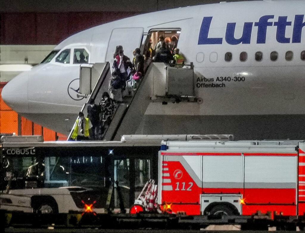 Ľudia vystupujú vo Frankfurte z lietadla, ktoré ich priviezlo z Taškentu, kam ich predtým evakuovali z Afganistanu. Na palube bolo asi 130 ľudí, do Nemecka prileteli 18. augusta.