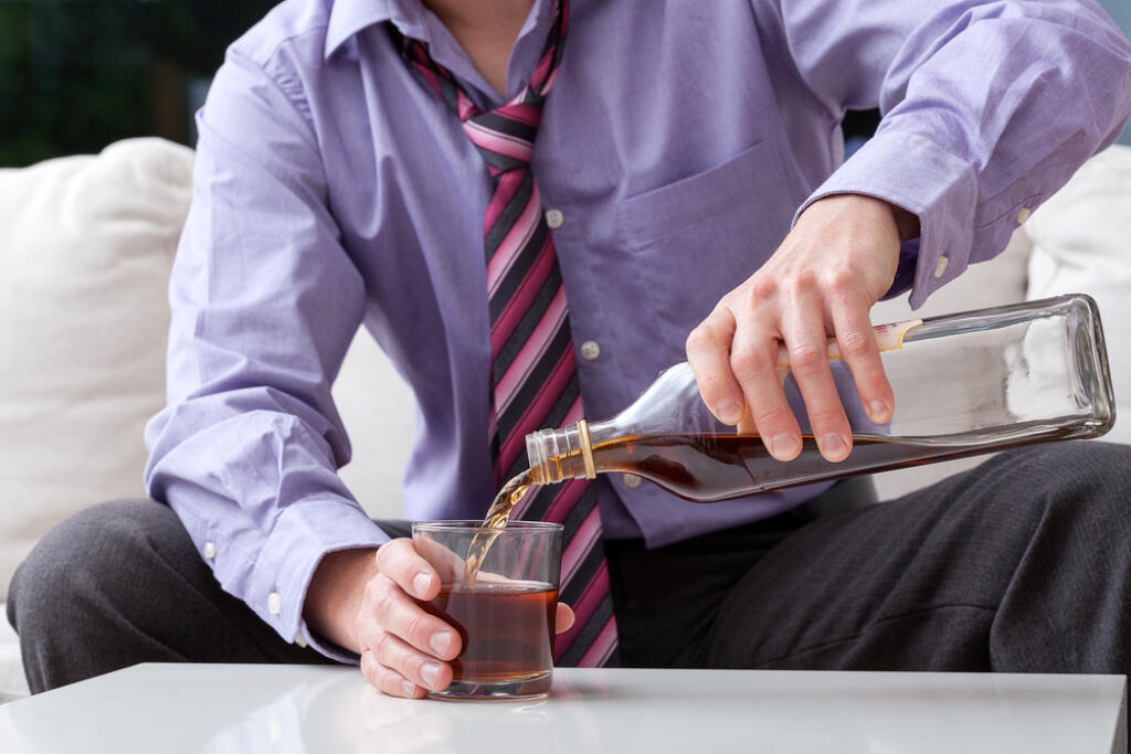 2 Koľko naozaj vypijete a vyfajčíte
Iste nie je príjemné, ak vás lekár „peskuje“ za fajčenie či popíjanie alkoholu. Ale opäť, robiť sa pred lekárom lepším je zbytočné a hlúpe. Aby lekár mohol správne vyhodnotiť testy, ktoré vám robí, potrebuje vedieť, čo vo vašom životnom štýle ich môže ovplyvňovať.