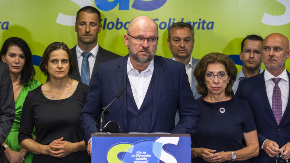 SaS Richarda Sulíka (uprostred) má čoraz nižšie preferencie. Aktuálne by liberálov volilo iba 5,3 % obyvateľov.