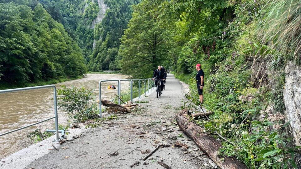 Na snímke Horská služba  Pieninského národného parku odstraňuje následky nepriaznivého počasie v okolí Dunajca 6. augusta 2023.