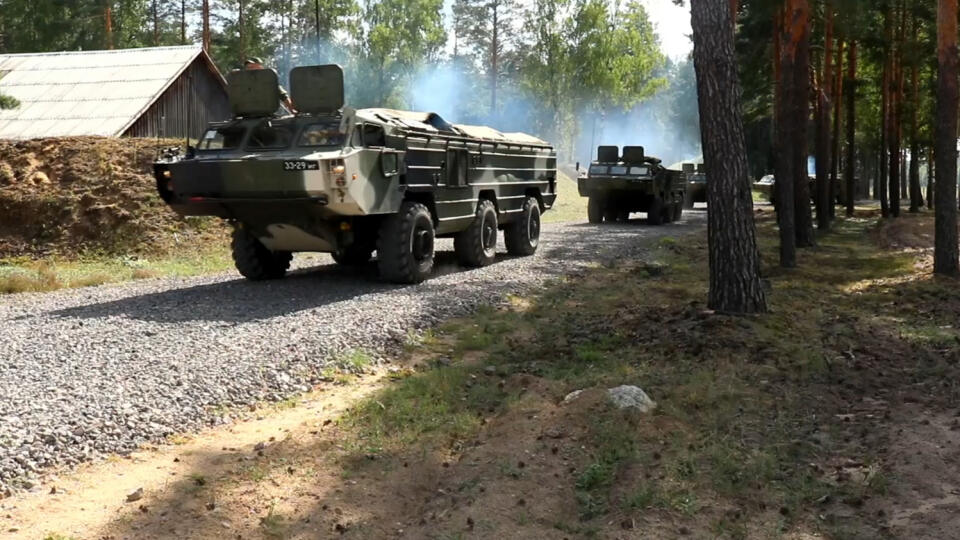 WA 18 Astravec - Bieloruské armádne vozidlá počas vojenského cvičenia pri meste Astravec, ktoré sa nachádza 145 kilometrov severozápadne od bieloruského hlavného mesta Minsk v utorok 18. augusta 2020. Bieloruská armáda má vojenské cvičenie od pondelka do štvrtka. Podľa rezortu obrany sa cvičenie koná pri meste Astravec v blízkosti hraníc s Litvou a Poľskom. FOTO TASR/AP
In this video grab provided by the Belarusian Defense Ministry via VOENTV, Belarusian Army military vehicles roll to drills ne
