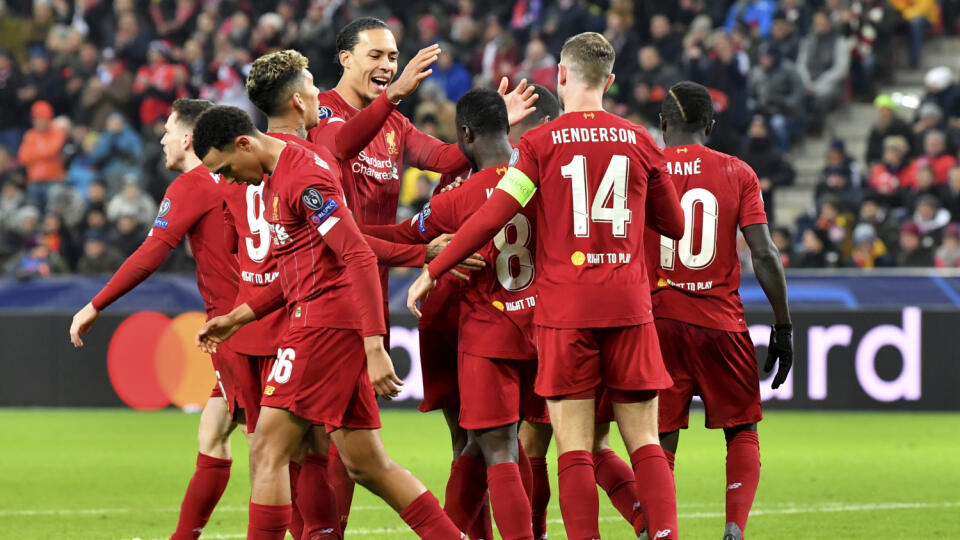 JB 35 Salzburg - Hráč Liverpoolu Naby Keita (uprostred) oslavuje so spoluhráčmi úvodný gól do bránky Salzburgu v zápase E-skupiny RB Salzburg - FC 0iverpool 6. kola skupinovej fázy Ligy majstrov v Salzburgu 10. decembra 2019. FOTO TASR/AP
Liverpool's Naby Keita,center, celebrates with teammates after scoring his side's opening goal during the group E Champions League soccer match between Salzburg and Liverpool, in Salzburg, Austria, Tuesday, Dec. 10, 2019. (AP Photo/Kerstin Joensson)