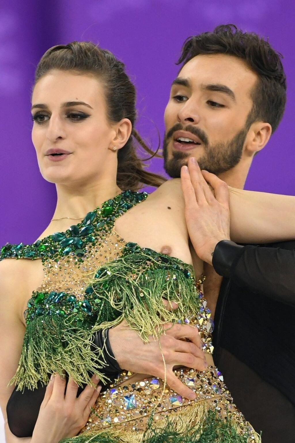 Francúzsky tanečný pár Gabriella Papadakisová a Guillaume Cizeron suverénne postúpil z krátkeho programu do voľných jázd aj napriek trapasu.
