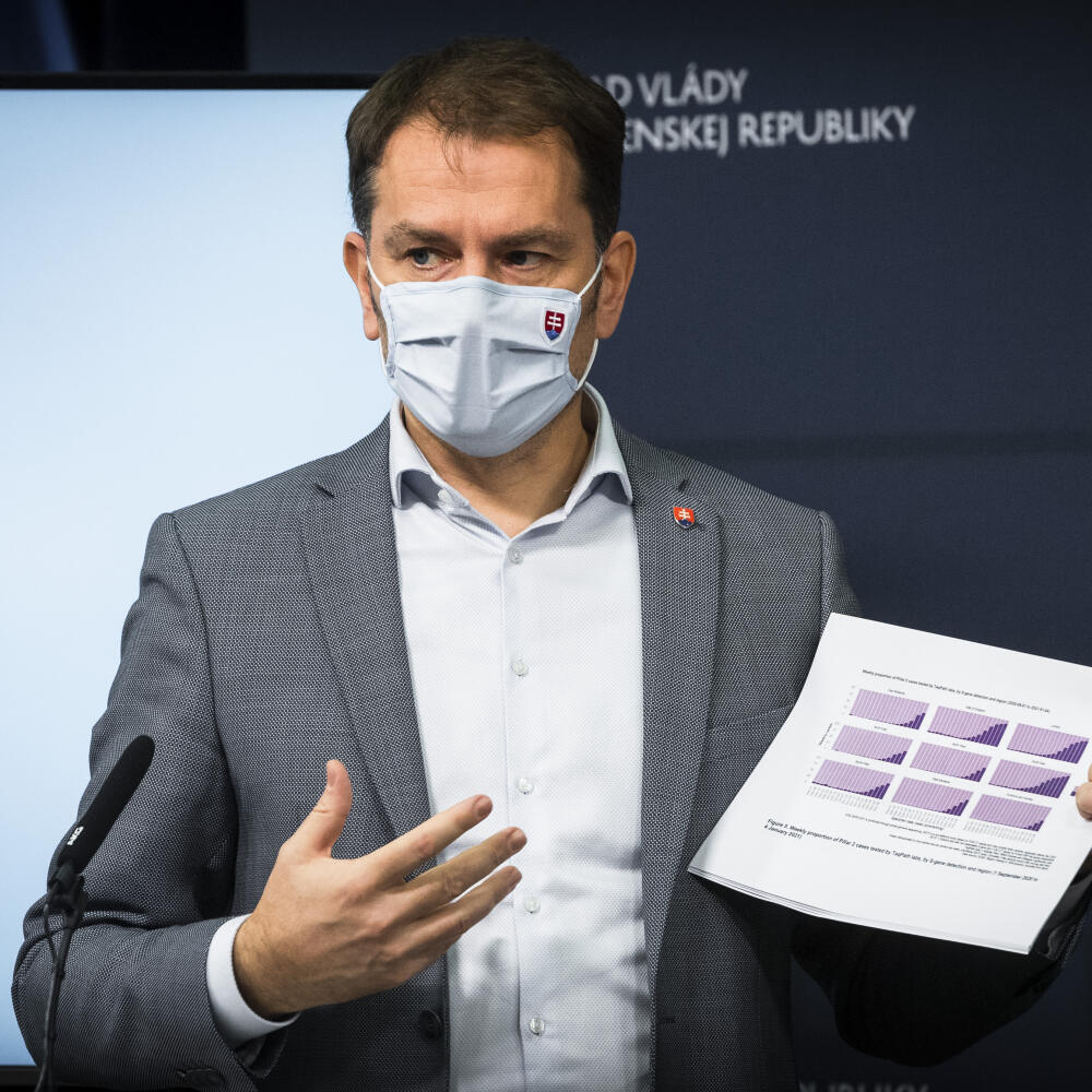 Predseda vlády SR Igor Matovič (OĽaNO) drží v rukách štúdiu britskej mutácie nového koronavírusu.