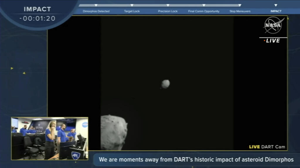 KK3 - Sonda amerického Národného úradu pre letectvo a vesmír (NASA) v noci na utorok 27. septembra 2022 úspešne absolvovala zrážku s asteroidom Dimorphos (uprostred). Išlo o súčasť testovania systému obrany proti telesám v blízkosti Zeme (NEO). Na snímke dole vľavo asterodi Didymos a uprostred asteroid Dimorphos. FOTO TASR/AP
In this image made from a NASA livestream, the Double Asteroid Redirection Test spacecraft approaches asteroid Dimorphos, center, as larger asteroid Didymos fades away from