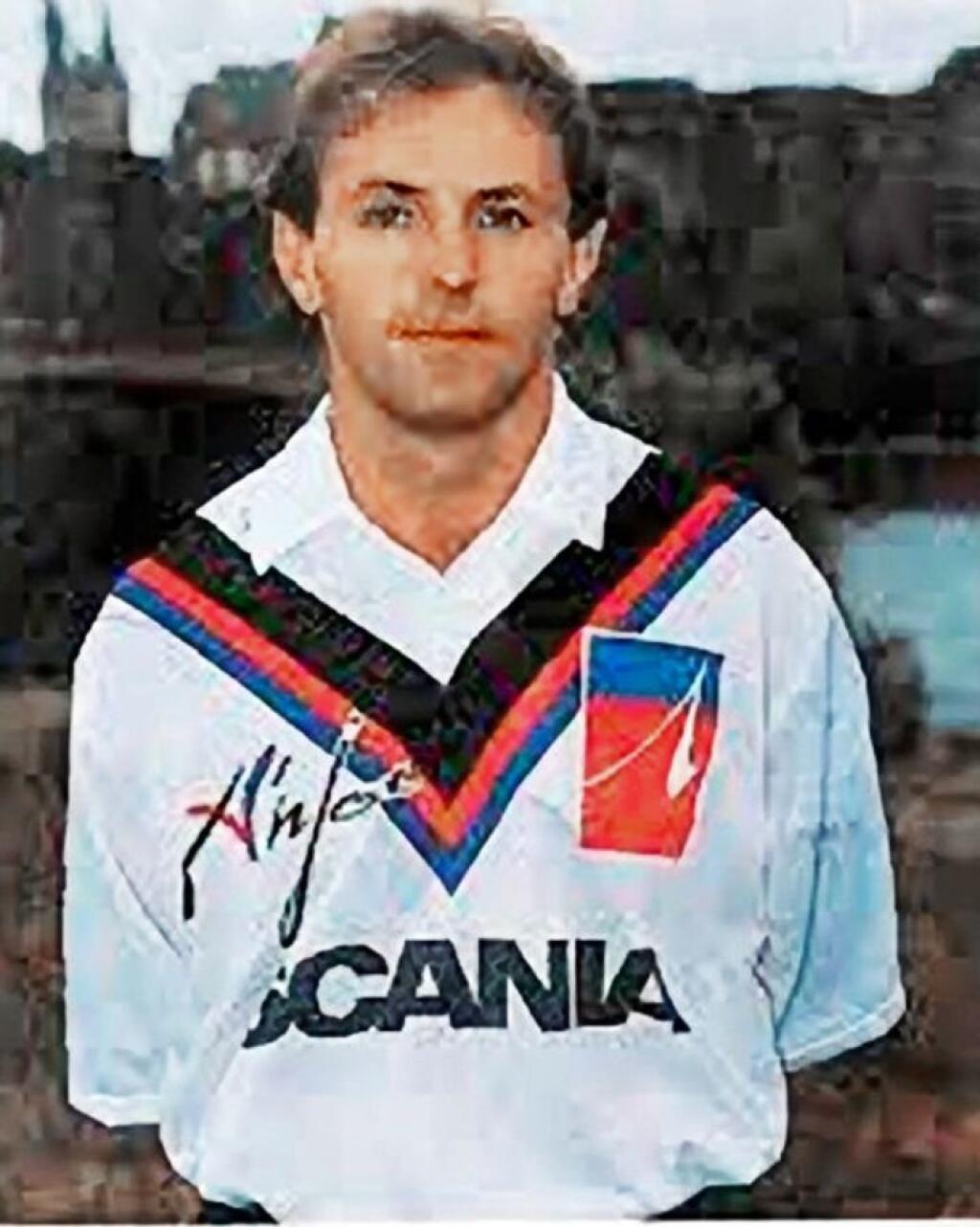 ĽUDOVÍT LANCZ (†40) - Bývalý československý futbalový reprezentant a hráč bratislavských klubov Slovan, Inter a ZŤS Petržalka spáchal 20. júla 2004 samovraždu skokom z 11. poschodia bytovky na Andrusovovej ulici v Bratislave, pričom krátko predtým poslal svojej rodine rozlúčkovú esemesku. Podľa výsledkov súdnej pitvy zomrel na následky zranení spôsobených pádom z výšky, neboli zistené žiadne stopy po násilí.