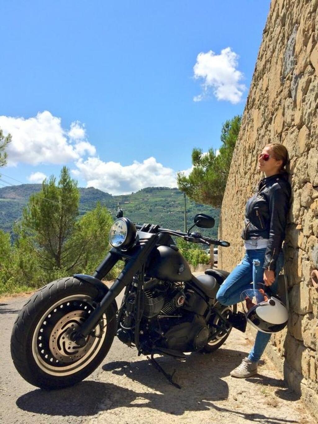 Peter Sagan holduje aj motorkám. Vlastní dokonca jeden stroj od Harley Davidson.Zapózovala si pri ňom aj exmanželka Katka.