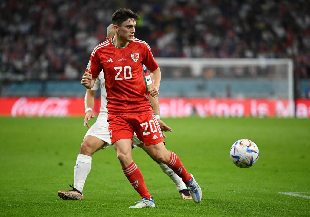Walesan Daniel James sa narodil v Anglicku. V súčasnosti hrá za Fulham, no v minulosti obliekal aj dres Manchestru United.