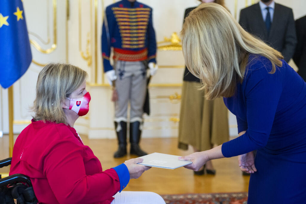 Prezidentka SR Zuzana Čaputová odovzdala ďakovné listy medailistom z Paralympijských hier 2020 v Tokiu. Na snímke zľava paralympionička Alena Kánová a prezidentka SR Zuzana Čaputová počas prijatia v Prezidentskom paláci 10. septembra 2021 v Bratislave. FOTO TASR - Jakub Kotian