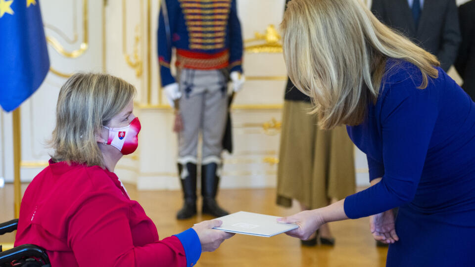 Prezidentka SR Zuzana Čaputová odovzdala ďakovné listy medailistom z Paralympijských hier 2020 v Tokiu. Na snímke zľava paralympionička Alena Kánová a prezidentka SR Zuzana Čaputová počas prijatia v Prezidentskom paláci 10. septembra 2021 v Bratislave. FOTO TASR - Jakub Kotian