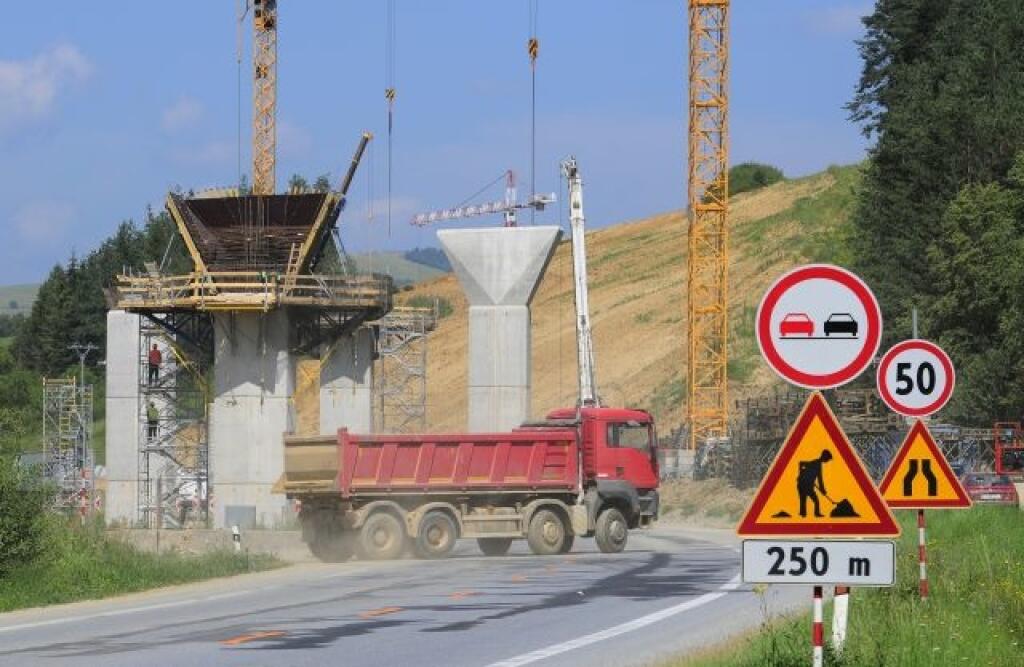 Výstavba diaľničného úseku D1 Fričovce – Svinia je aj počas leta v plnom prúde. Za obcou Bertotovce v smere do Prešove prebieha výstavba mostného objektu hneď vedľa cesty, preto je tu rýchlosť znížená na 50 kilometrov za hodinu. Diaľničný úsek Fričovce – Svinia je súčasťou diaľnice D1 Bratislava - Košice. Dĺžka úseku neďaleko Prešova je 11,2 kilometra a postavených by tu malo byť až 14 mostov. Ukončenie prác je naplánované na rok 2015. Na snímke stavebné práce na mostnom objekte za obcou Bertoto