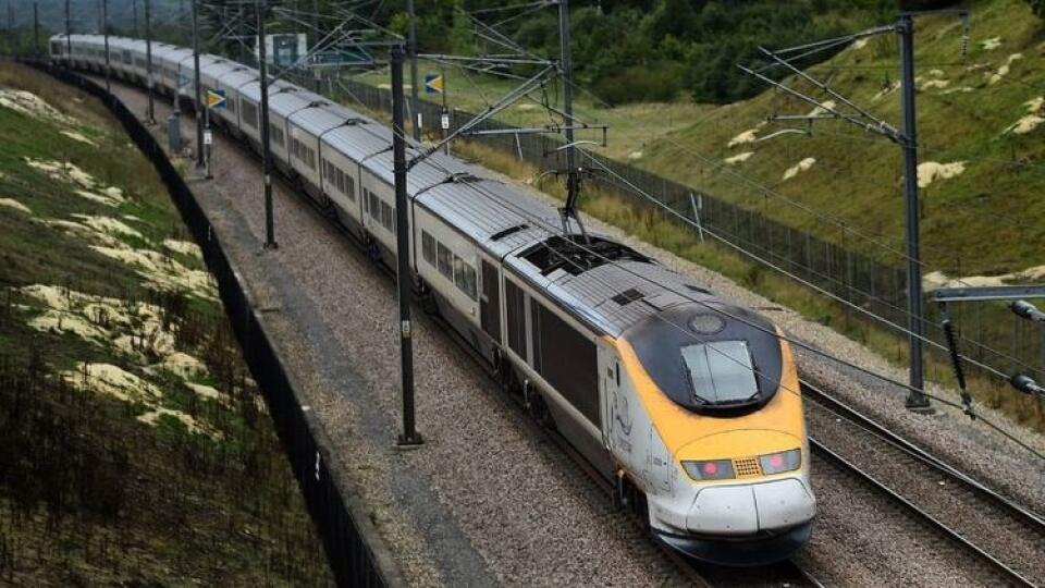 Migranti snažiaci sa dostať cez Eurotunel spôsobili zastavenie dopravy piatich rýchlovlakov.