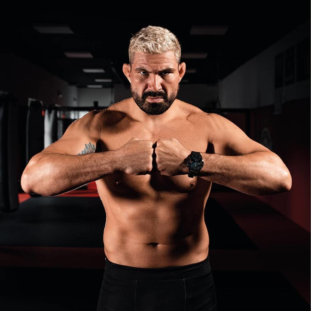 MMA zápasník Attila Vegh chodí do ringu vždy v parádnej forme.