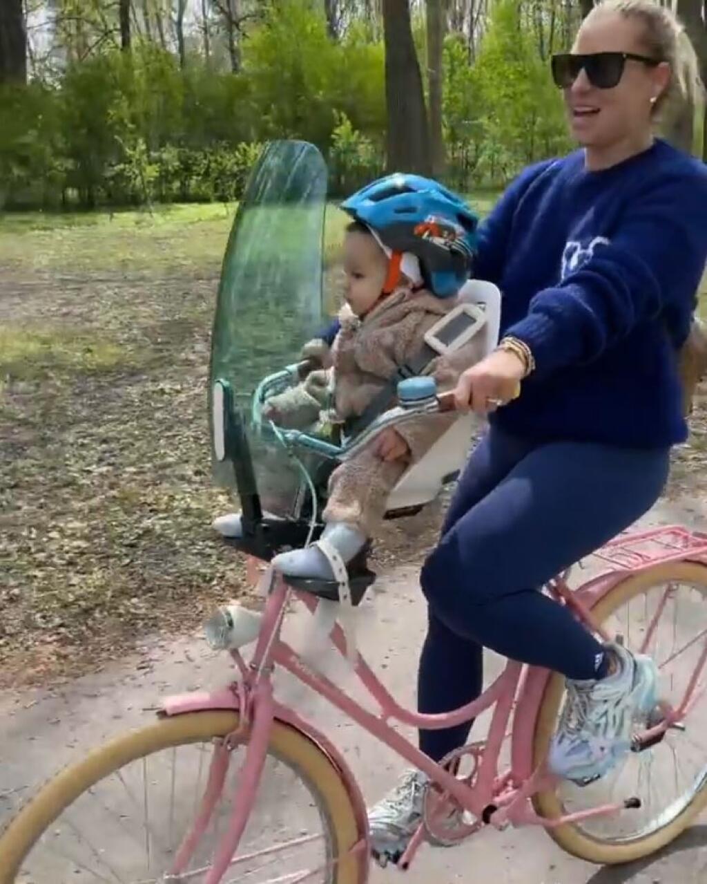 Domča často berie synčeka na výlety a svojim fanúšikom ukázala novučičký ružový bicykel s modrým štítom, ktorý chráni Jakubka.