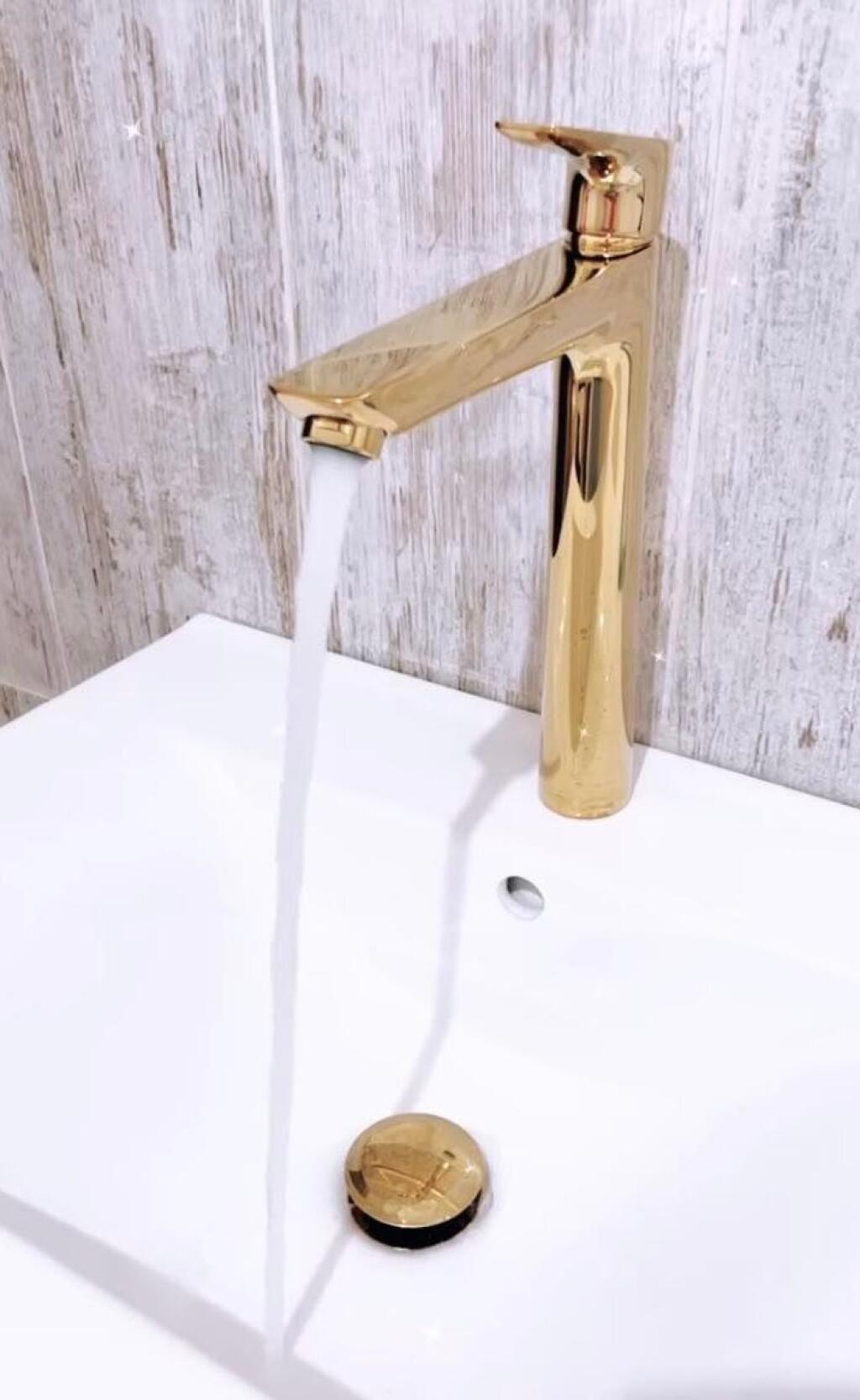 Twiinsky ukázali luxusnú kúpeľňu. Nechýbajú zlaté batérie, zlatá sprcha či zrkadlo so zlatým rámom.
