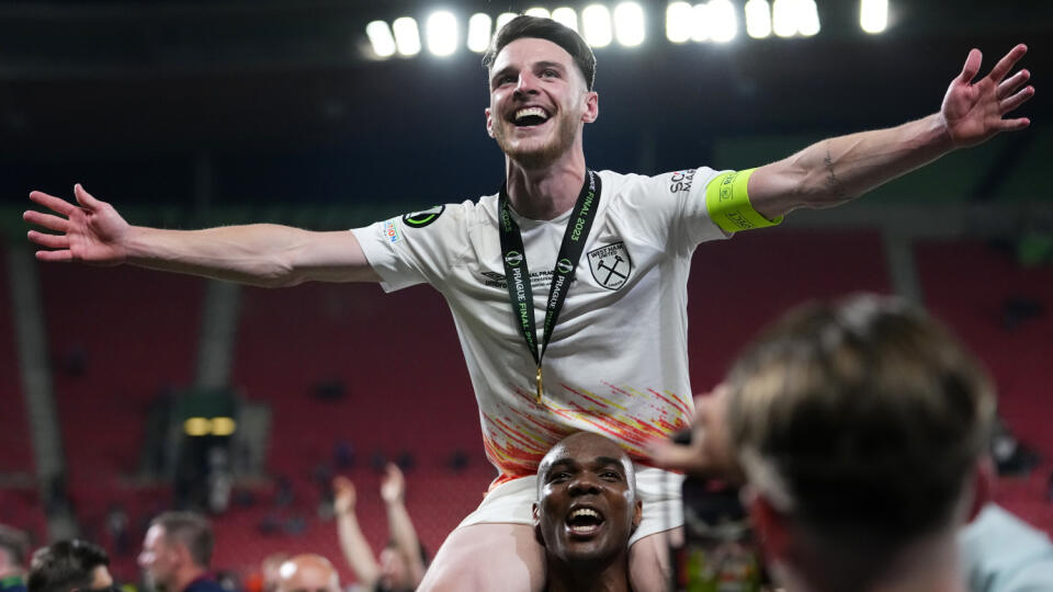 JB 24 Praha - Kapitán West Hamu Declan Rice oslavuje s víťaznou medailou po výhre nad Fiorentinou vo finále Európskej konferenčnej ligy AC Fiorentina - West Ham United v Prahe 7. júna 2023. FOTO TASR/AP
West Ham's Declan Rice celebrates after winning the Europa Conference League final soccer match between Fiorentina and West Ham at the Eden Arena in Prague, Wednesday, June 7, 2023. West Ham won 2-1. (AP Photo/Petr David Josek)