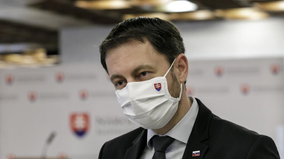 Na snímke minister financií SR Eduard Heger odpovedá na otázky novinárov počas 23. schôdze Národnej rady SR v Bratislave 29. januára 2021. FOTO TASR – Dano Veselský