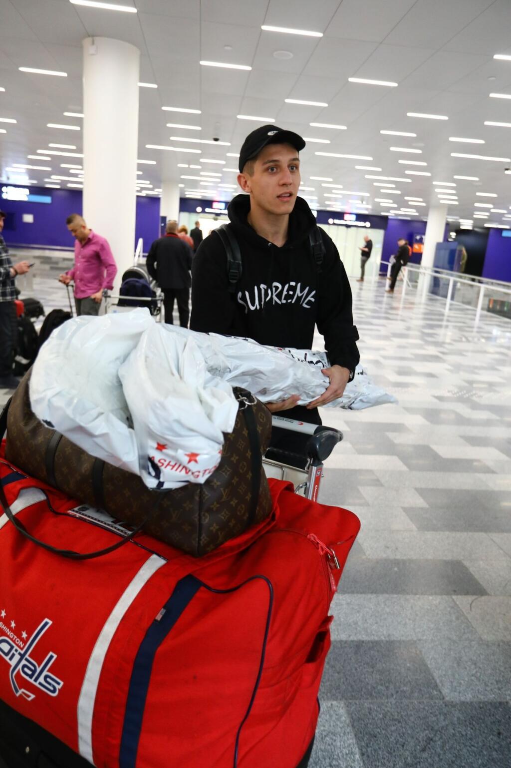 Martin Fehérváry priletel z Ameriky do Fínska, aby posilnil našu hokejovú reprezentáciu. Na letisku mladý obranca pútal pozornosť.