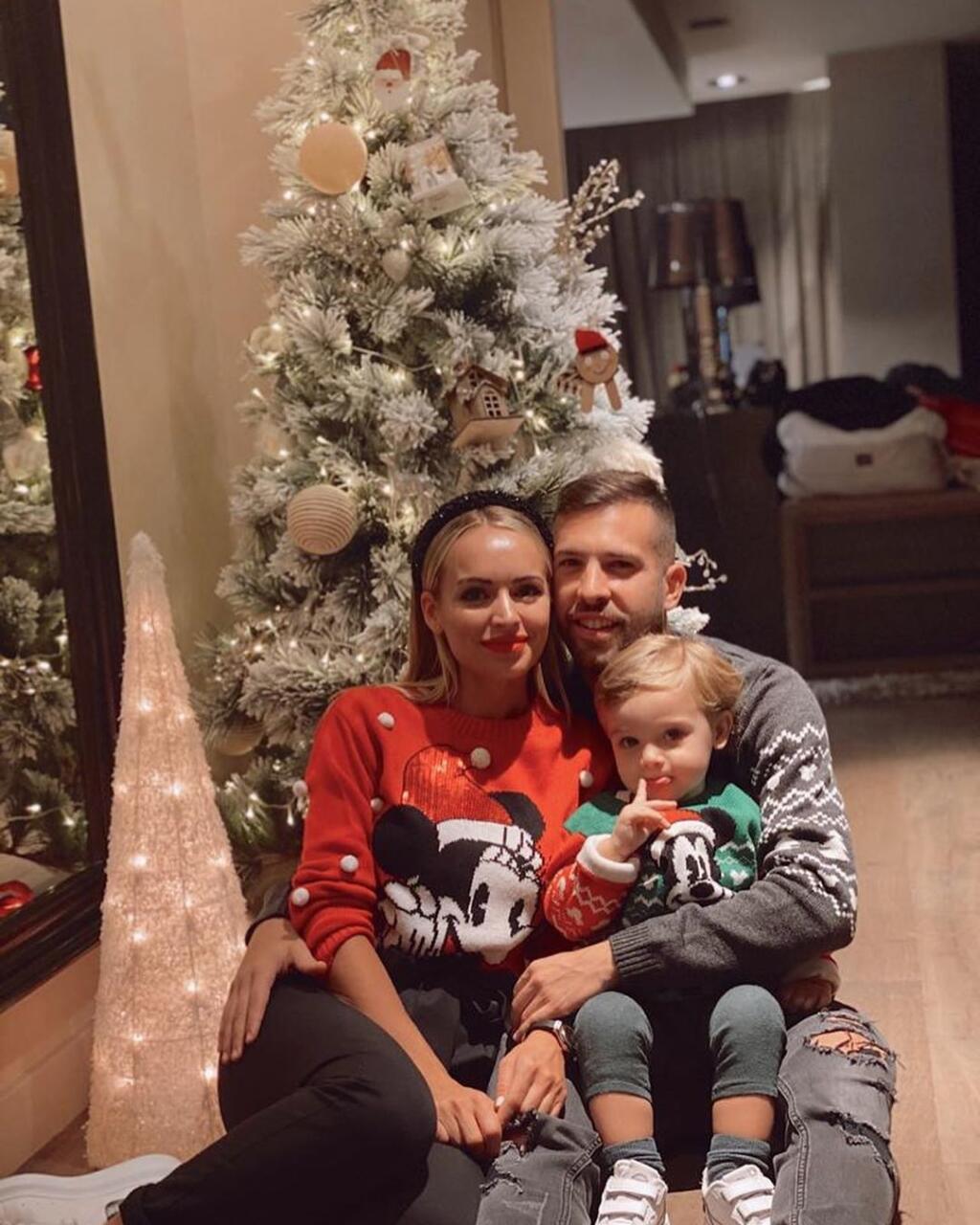 Jordi Alba so svojim synom Pierom Alboma manželkou.