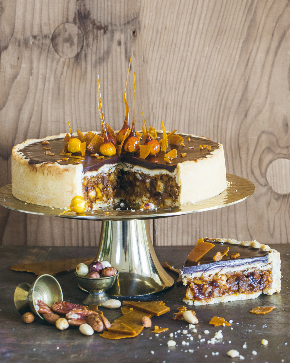KARAMELOVO-ORECHOVÁ TORTA S ČOKOLÁDOVOU POLEVOU