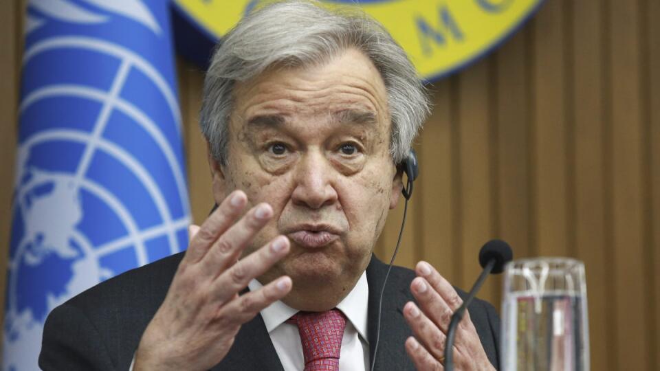 Generálny tajomník OSN António Guterres počas spoločnej tlačovej konferencie s moldavskou premiérkou Nataliou Gavrilitovou (nie je na snímke) po ich stretnutí v Kišiňove 9. mája 2022. Guterres pricestoval do Moldavska, kde sa stretne s prezidentkou Maiou Sanduovou a premiérkou Nataliou Gavrilitovou a navštívi tábor pre utečenecov z Ukrajiny.