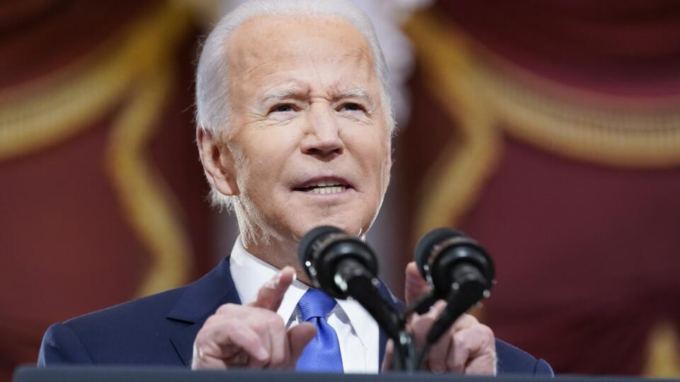 KK50 Washington - Americký prezident Joe Biden hovorí počas prejavu pri príležitosti prvého výročia násilného vtrhnutia prívržencov jeho predchodcu Donalda Trumpa do budovy Kapitolu vo Washingtone, 6. januára 2022 vo Washingtone. FOTO TASR/AP
President Joe Biden speaks from Statuary Hall at the U.S. Capitol to mark the one year anniversary of the Jan. 6 riot at the Capitol by supporters loyal to then-President Donald Trump, Thursday, Jan. 6, 2022, in Washington. (AP Photo/Andrew Harnik)
