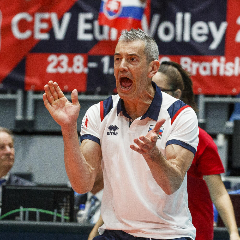 Na snímke tréner Marco Fenoglio počas zápasu Majstrovstiev Európy vo volejbale žien v D-skupine Slovensko – Španielsko.