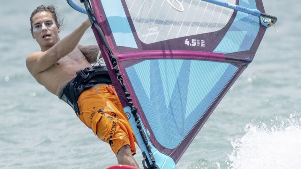 NESMÚTI
Zdá sa, že spevák si napriek rozchodu užíva život naplno. Aj počas rozvodového boja sa v Miami venoval obľúbenému windsurfingu.