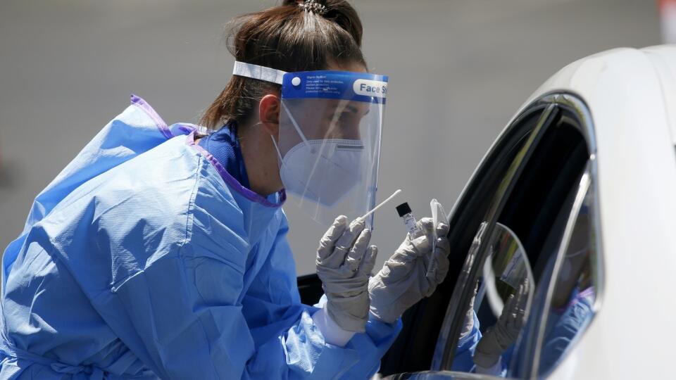 JB 3 Scottsdale - Doktorka Sabrina Soltová odoberá mužovi vzorky z okna auta počas testovania na COVID-19 systémom drive-thru test v testovacom stredisku v meste Scottsdale, v americkom štáte Arizona 5. mája 2020. Spojené štáty patria medzi krajiny, ktoré epidémia koronavírusu postihla najviac. Počet úmrtí na nový druh koronavírusu v Spojených štátoch stúpol za posledných 24 hodín o 1015, čo je najmenší denný nárast za uplynulý mesiac. Celkový počet mŕtvych je v USA vyše 70.000. Novým druhom kor